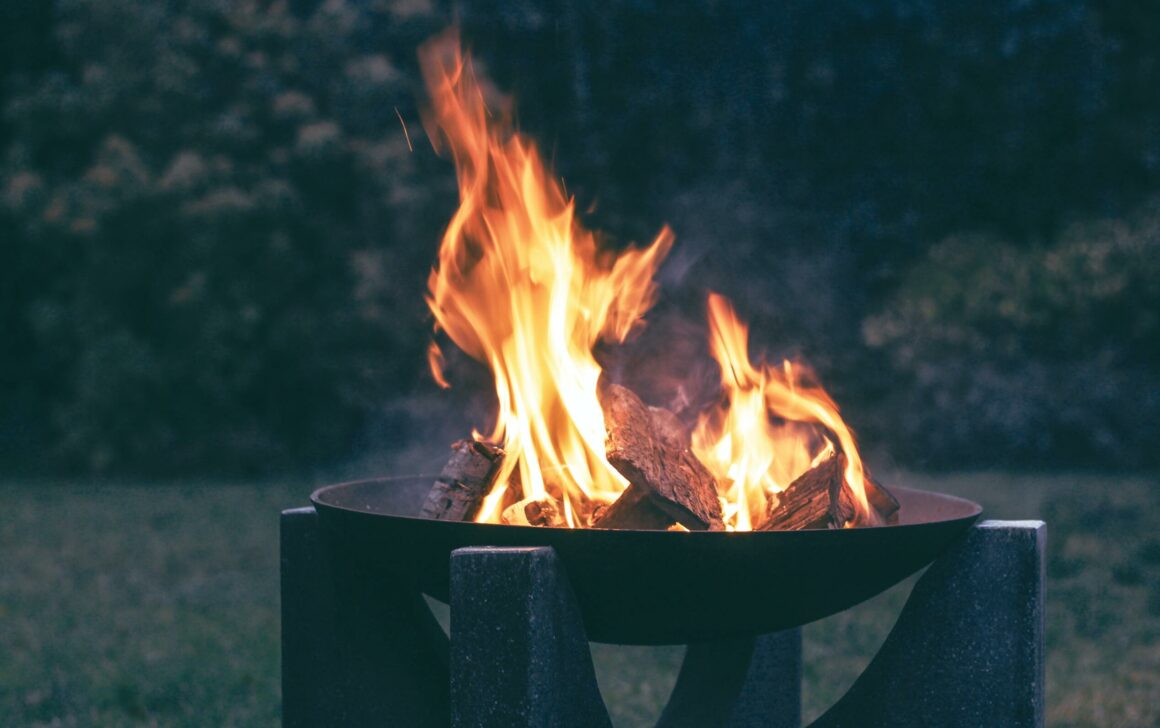 Best Minimalist Outdoor Fireplaces & Fire Pits