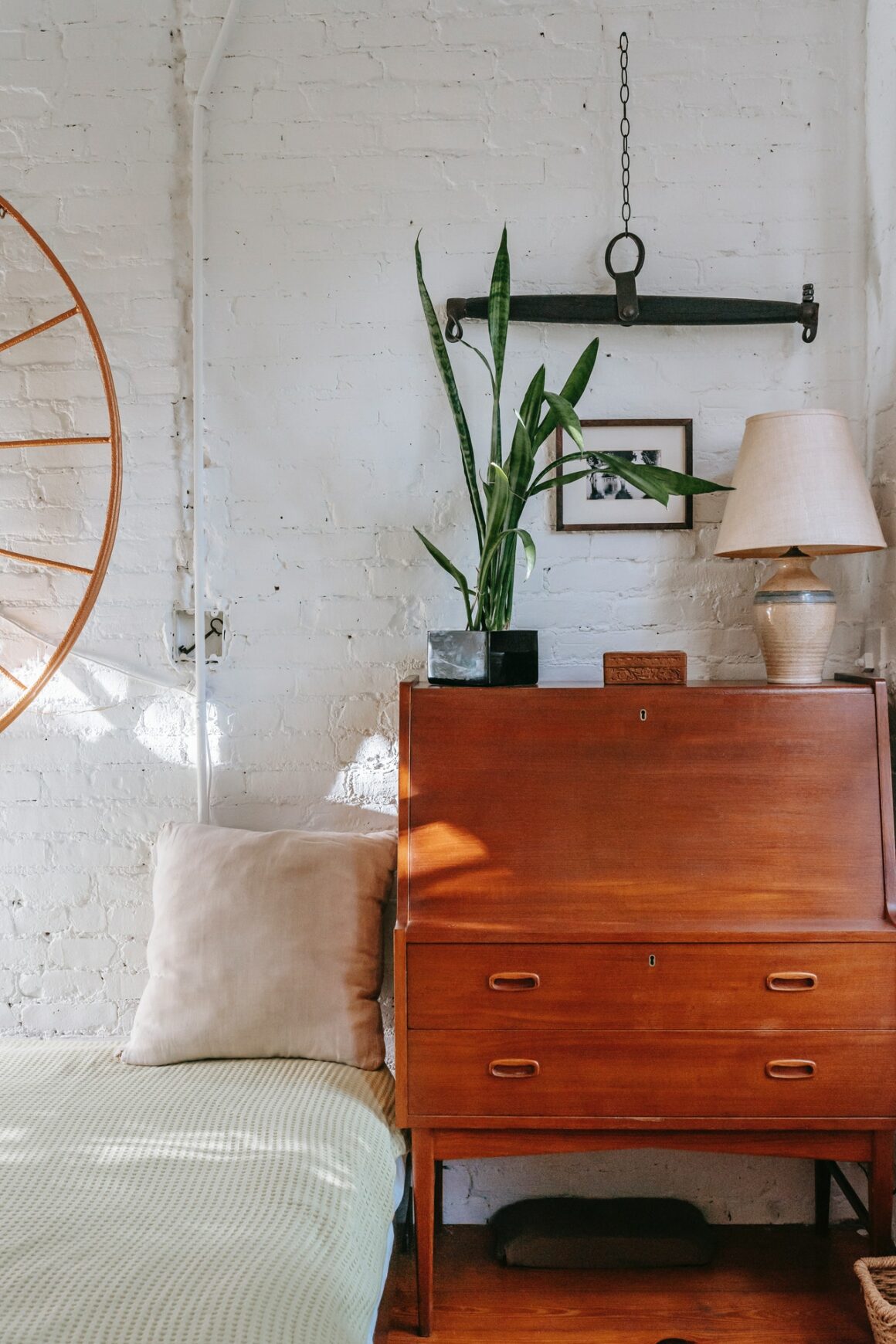 How to Create a Minimalist Bohemian Bedroom